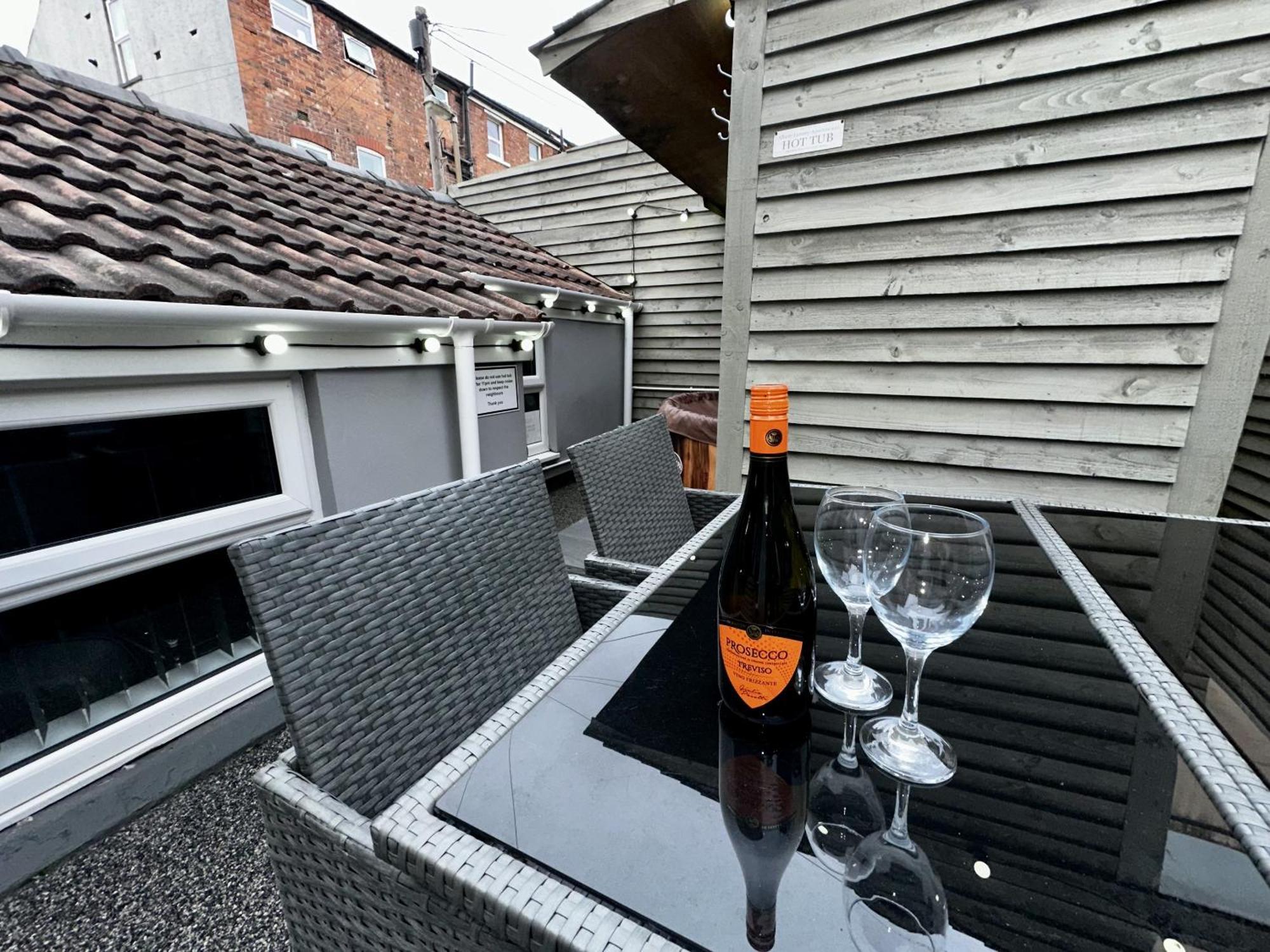 Albert Luxury Hottub & Jacuzzi Apartments Blackpool Room photo